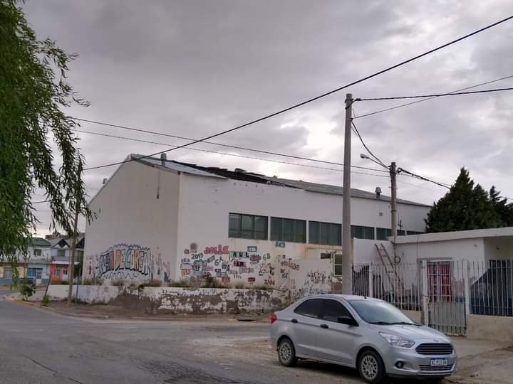 Se-volo-el-techo-de-la-Escuela-No-162-de-Madryn.jog