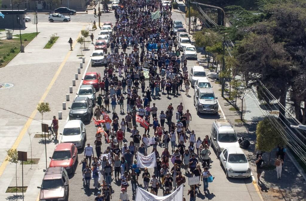 Paro docente por 48 horas y movilización en Rawson